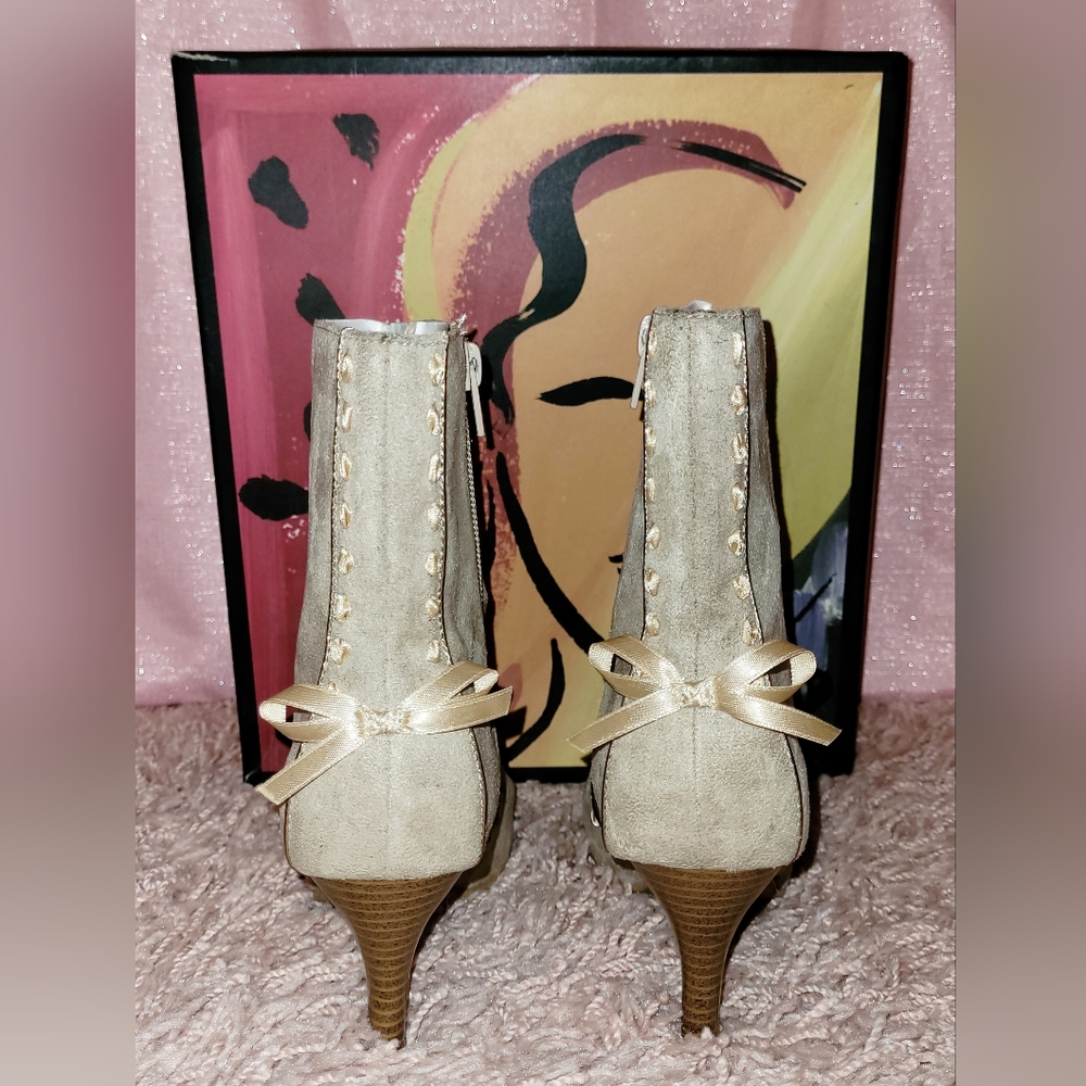 Predictions Ryann Booties Lace Back Bow in Stone Size 6.5